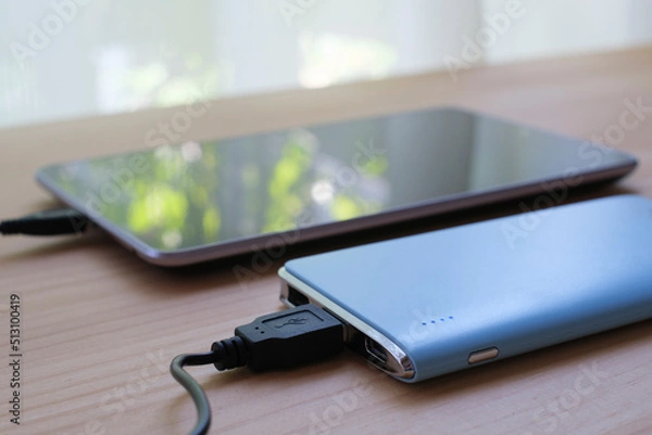 Obraz タブレットと水色のモバイルバッテリー１０
