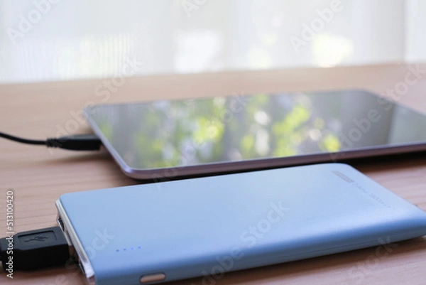Obraz タブレットと水色のモバイルバッテリー９