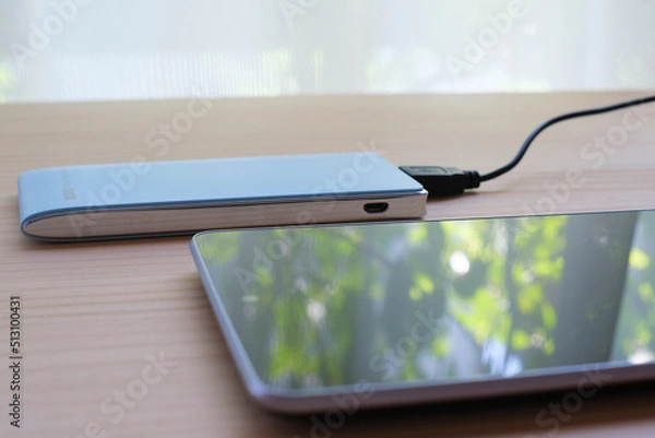 Obraz タブレットと水色のモバイルバッテリー５