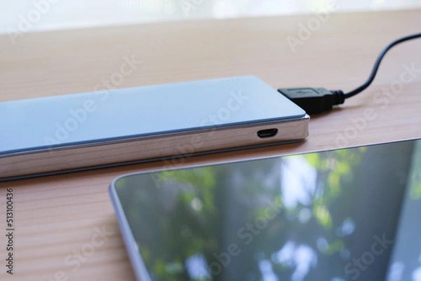 Obraz タブレットと水色のモバイルバッテリー３
