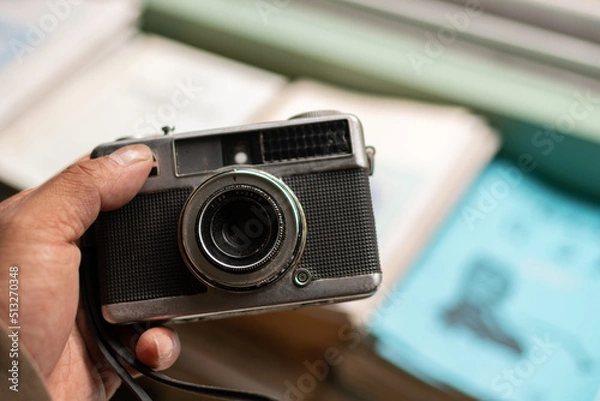 Fototapeta 古いカメラを持つ