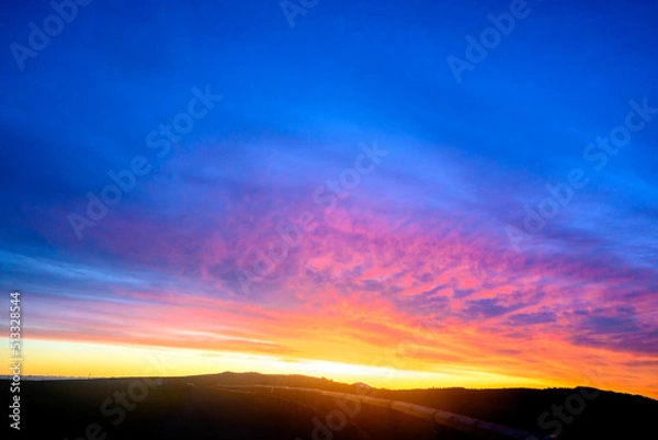 Fototapeta 朝焼けの美ヶ原高原　美しの塔