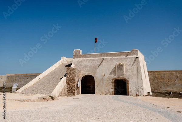 Obraz Walls of the fortress of Sagres, next to the sea protected against attacks by a wall and 3 natural cliffs
