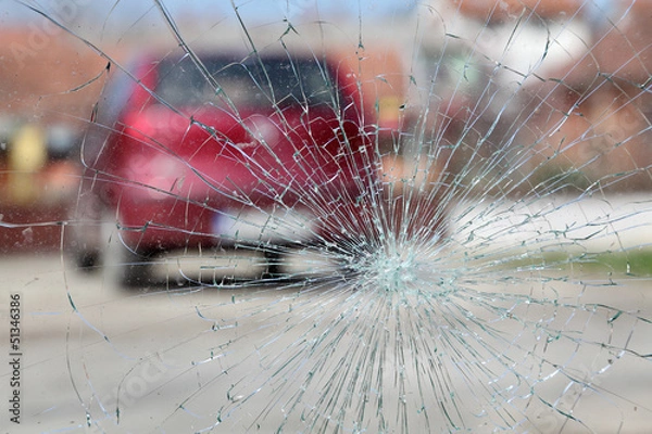Obraz Pęknięta przednia szyba, wypadek samochodowy