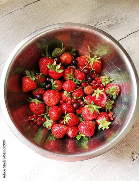 Fototapeta Metall plate with ripe red strawberries, red and black currants