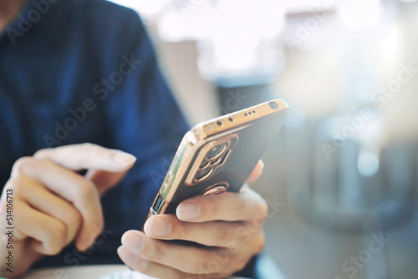 Fototapeta スマホを持つ男性の手元
