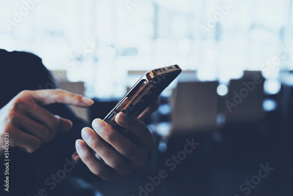 Fototapeta スマホを持つ男性の手元