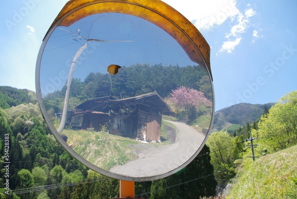 Obraz 割れた鏡に映る景色