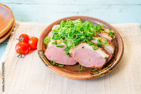 Fototapeta 葱が山盛りのった合鴨パストラミ