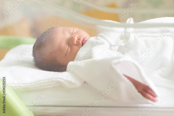 Obraz ベビーコットで寝ている新生児