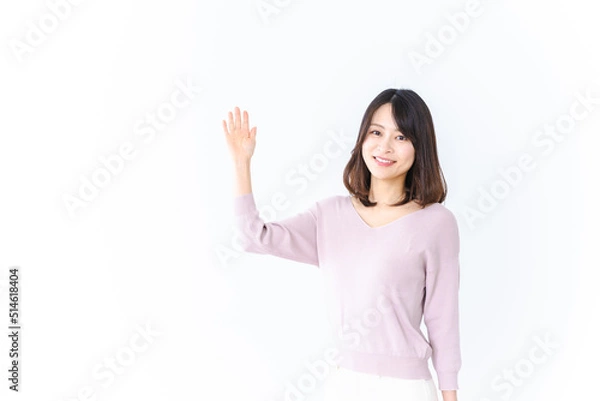 Fototapeta 笑顔でおすすめを紹介する若い女性