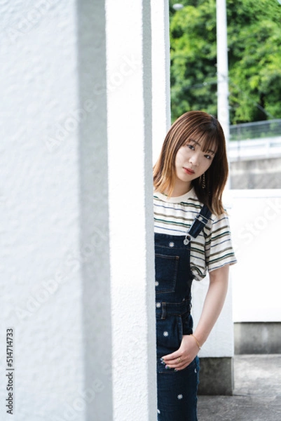 Fototapeta 若いカジュアルファッションの女性