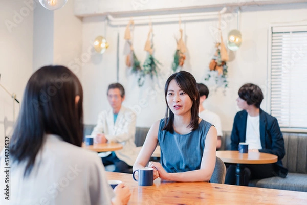 Fototapeta カフェで会話をする二人の女性
