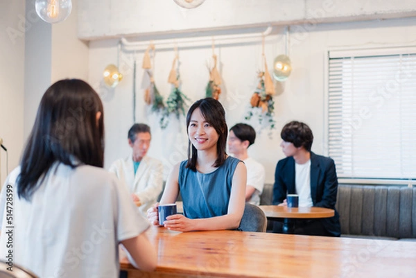Fototapeta カフェで会話をする二人の女性