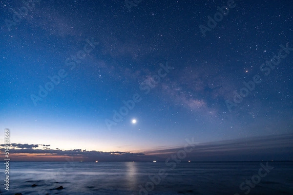 Fototapeta 水平線から昇る夜明けの天の川