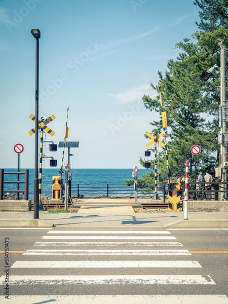 Obraz 雨晴駅前の踏切越しの夏の富山湾