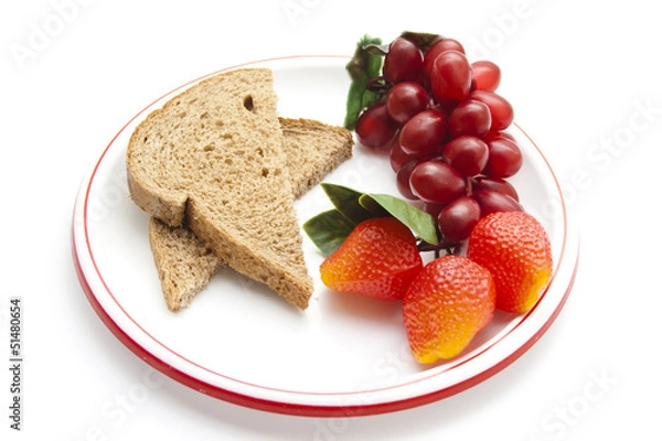 Fototapeta Plastik Trauben und Erdbeeren mit  Vollkornbrot auf Teller