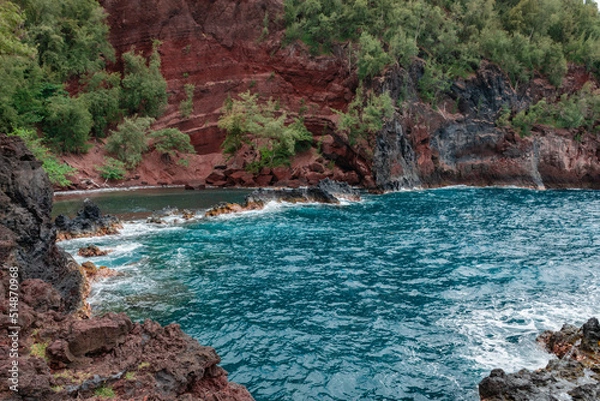 Fototapeta A red sand beach on the coast of the island of Maui, Hawaii.