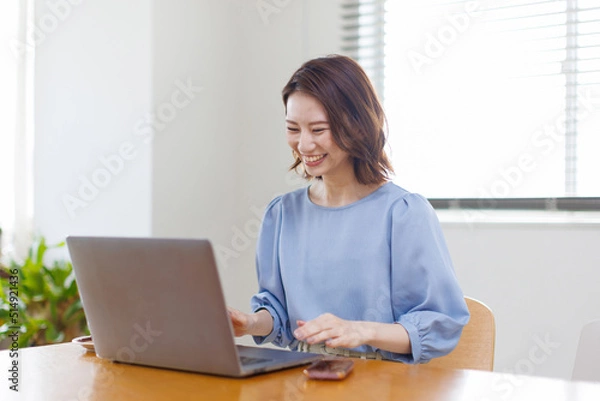 Fototapeta 在宅勤務をする女性