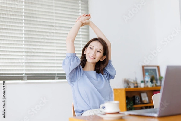 Obraz 在宅ワークで休憩する女性