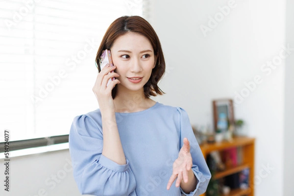 Fototapeta スマホで電話をする女性