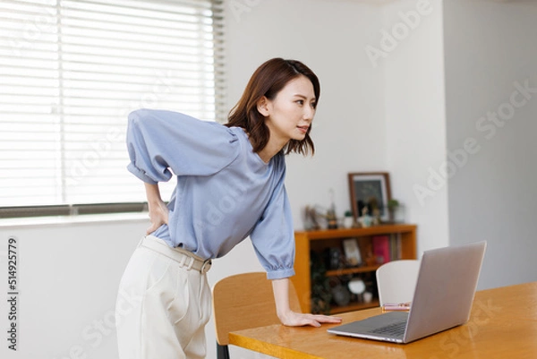 Fototapeta 腰痛の女性