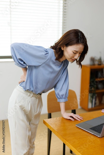 Fototapeta 腰痛の女性