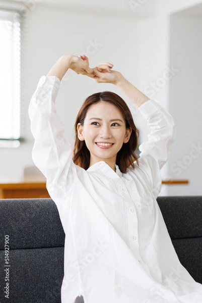 Obraz 家で寛ぐ女性