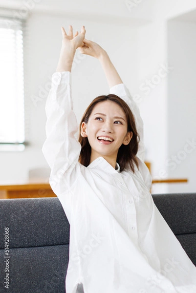 Obraz 家で寛ぐ女性