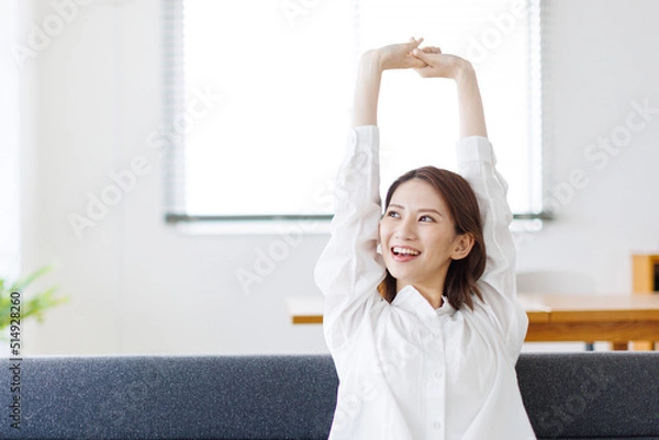 Obraz 家で寛ぐ女性