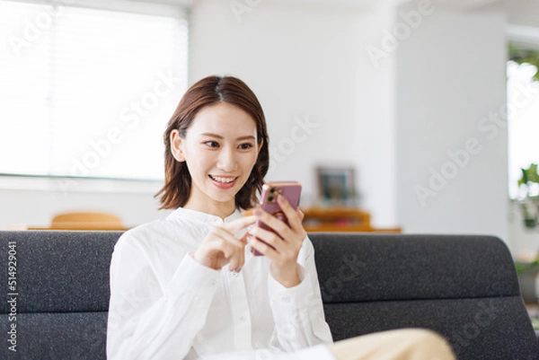 Obraz スマホを見る女性