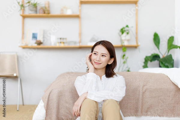 Obraz ソファに座る女性