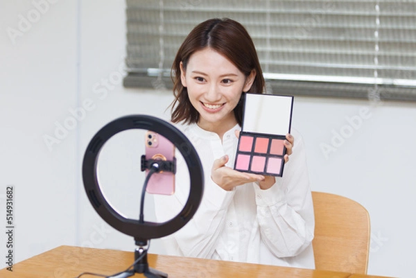 Fototapeta メイク動画を撮影する女性