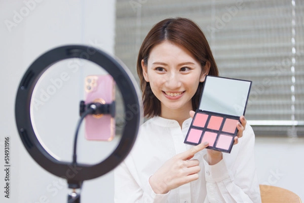Obraz メイク動画を撮影する女性メイク動画を撮影する女性