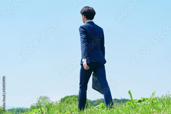 Fototapeta 屋外を歩くビジネスマンの後ろ姿
