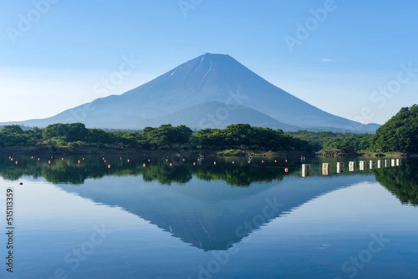Fototapeta 山梨県富士五湖のうちの一つの精進湖と富士山
