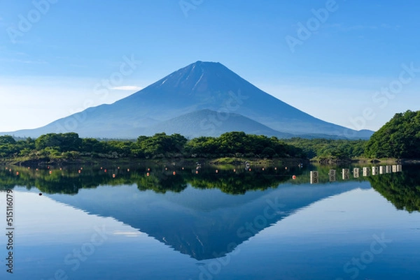 Fototapeta 山梨県富士五湖のうちの一つの精進湖と富士山