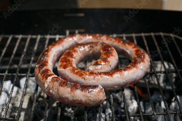Obraz Butifarra fresca cocinando en la barbacoa, al aire libre 