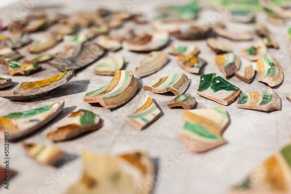 Fototapeta Shattered crockery