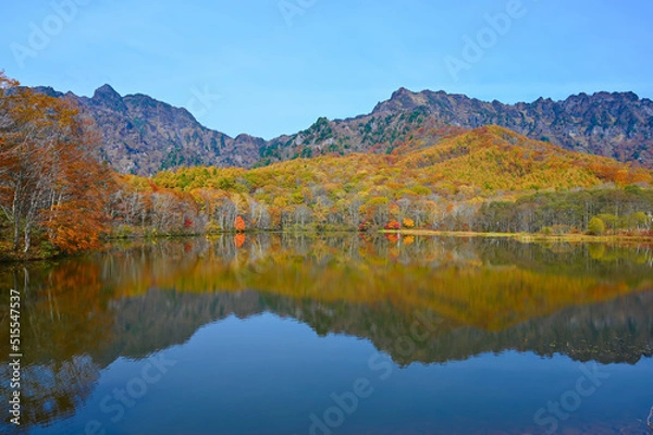 Fototapeta 鏡池　紅葉　妙高戸隠山国立公園　西岳・本院岳　八方睨・戸隠山　霊山・戸隠山　秋　池　絶景　長野市戸隠