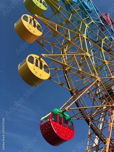 Obraz レトロで小さな遊園地にある観覧車