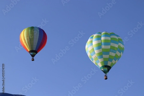 Fototapeta 青空に飛ぶ二つの気球