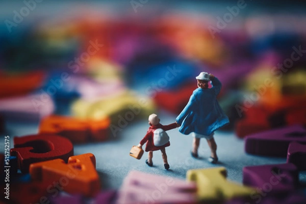 Obraz カラフルなアルファベットとミニチュア親子