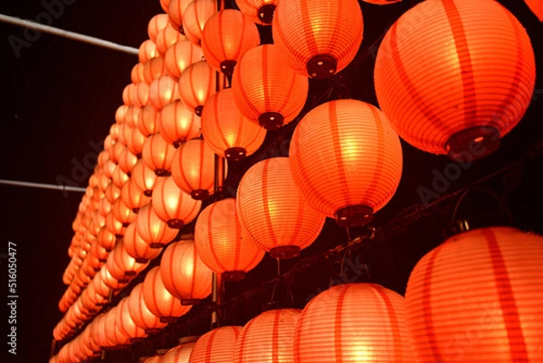 Obraz 灯りの灯ったたくさんの赤い提灯