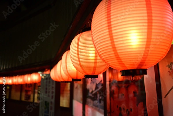 Obraz 灯りの灯った赤い提灯