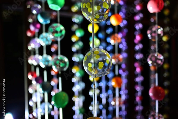 Obraz 夜にライトアップされた風鈴