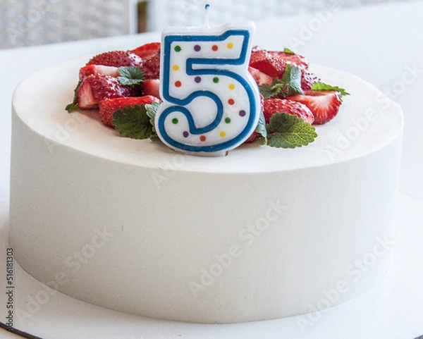 Obraz white round cake with sliced strawberries on top