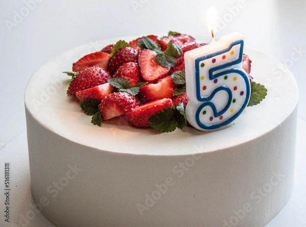 Obraz white round cake with sliced strawberries on top