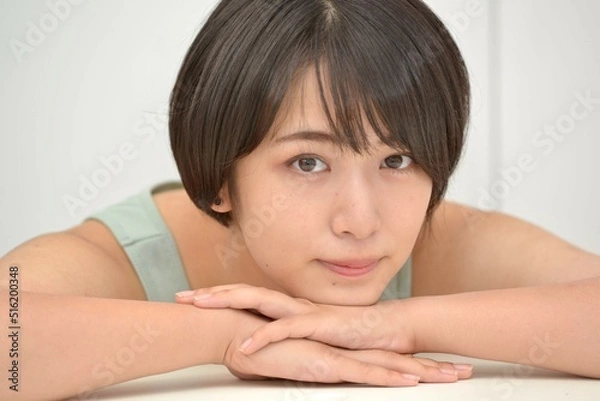 Obraz 室内にてくつろぐキャミソール姿の爽やかな若い女性のポートレート