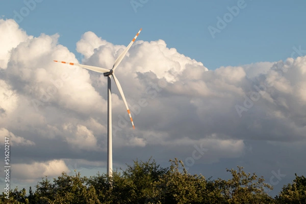 Obraz Wiatrak na tle obłoków.